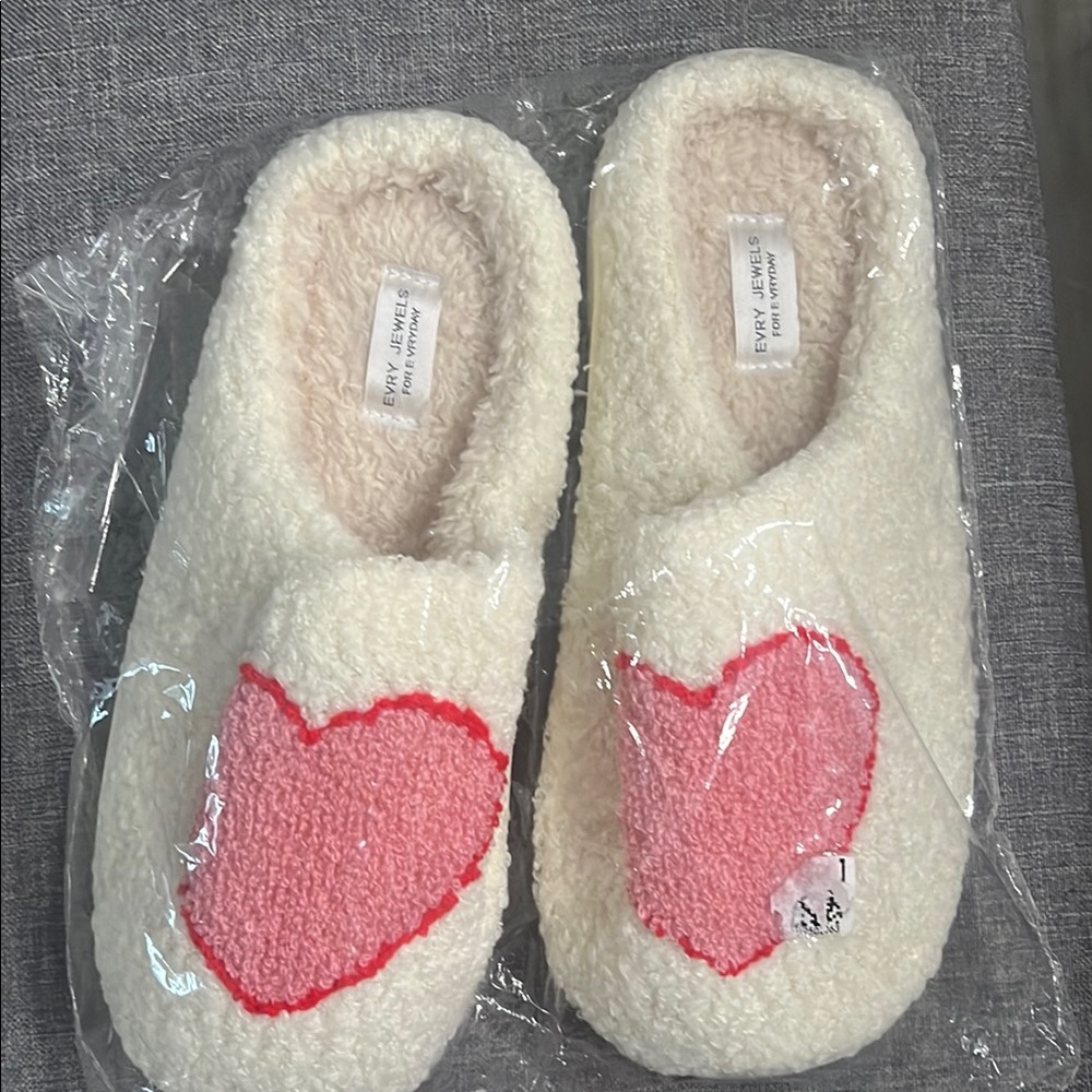 NEW EVRY JEWLES Cream Slippers with Pink Heart